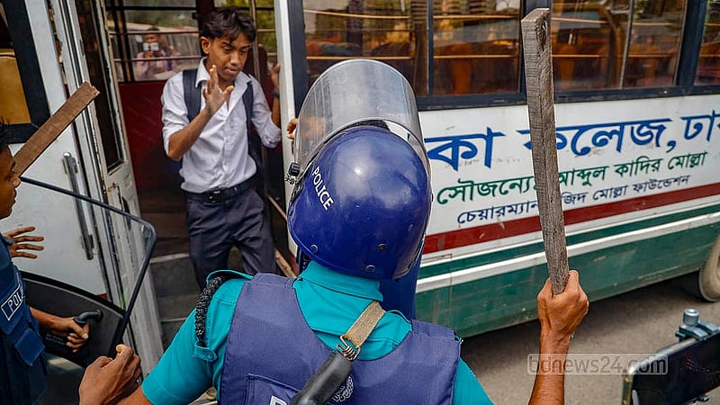 সংঘর্ষের সময় সিটি কলেজ শিক্ষার্থীরা ঢাকা কলেজের একটি বাস আটকে রাখলে পুলিশ সেটিকে ছাড়িয়ে নেয়