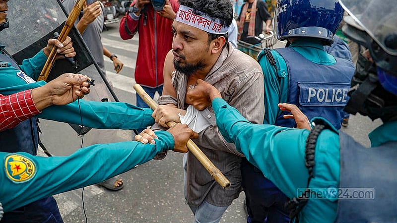 এমপিওভুক্ত শিক্ষকরা মঙ্গলবার সচিবালয় অভিমুখে যাত্রা করে শিক্ষা ভবনের সামনে পুলিশের বাধা মুখে পড়েন। সেখানে বাকবিতণ্ডায় জড়ানো এক শিক্ষককে ধরে নিয়ে যায় পুলিশ