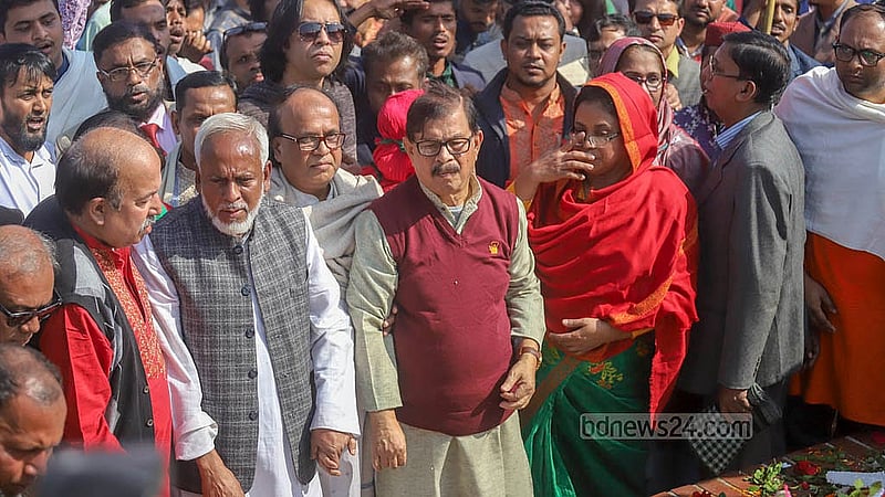 মুক্তিযুদ্ধে বাঙালির বিজয়ের ৫৩তম বার্ষিকীতে সোমবার সকালে জাতীয় স্মৃতিসৌধে শ্রদ্ধা জানায় বিভিন্ন সংগঠন