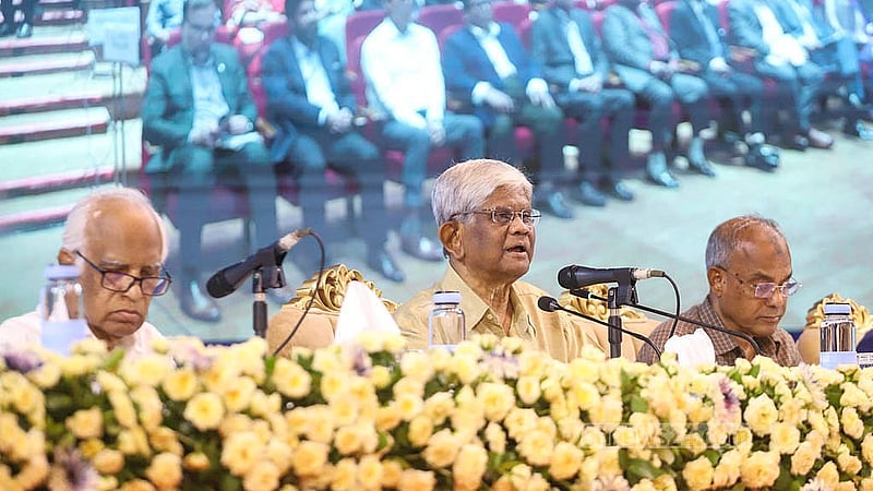 ঢাকার ওসমানী স্মৃতি মিলনায়তনে মঙ্গলবার বাজেট পরবর্তী সংবাদ সম্মেলনে সাংবাদিকদের প্রশ্নের উত্তর দেন অর্থ উপদেষ্টা সালেহউদ্দিন আহমেদ