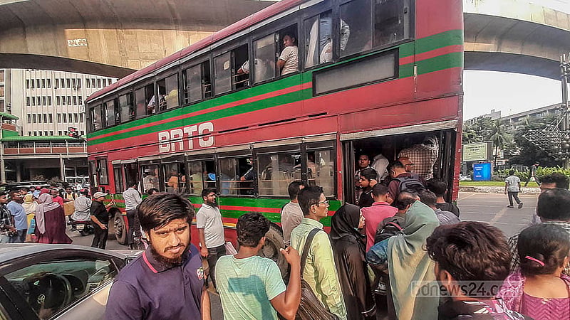 ফার্মগেট এলাকায় মেট্রো লাইনের বিয়ারিং প্যাড খুলে পড়ায় রোববার দুপুরে মেট্রোরেল চলাচল বন্ধ হয়ে যায়। এর প্রভাবে যাত্রীদের চাপ বেড়ে যায় ঢাকার গণপরিবহনে। কারওয়ানবাজার এলাকা থেকে তোলা