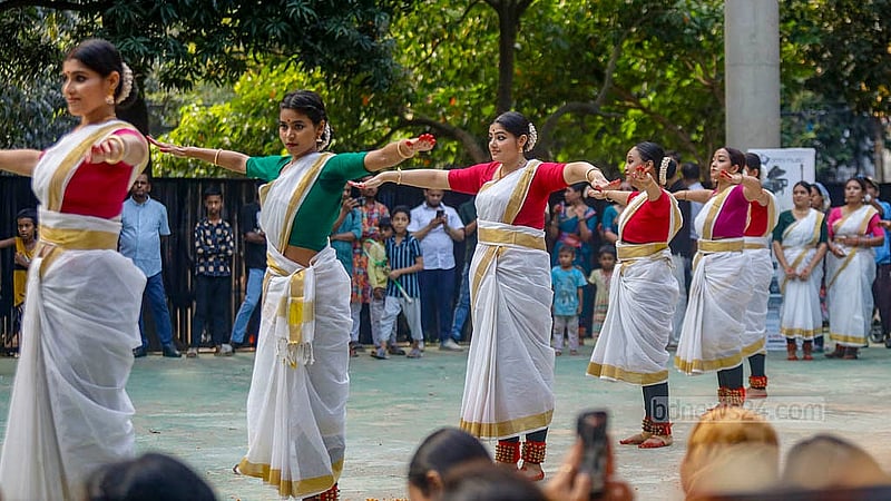 গুলশানে বিচারপতি সাহাবুদ্দিন আহমদ পার্কে শুক্রবার ফ্লো ফেস্টের দ্বিতীয় দিন অর্থী আহমেদ ডান্স একাডেমির সদস্যরা নৃত্য পরিবেশন করেন, যাদের কেউই পেশাগত শিল্পী নন