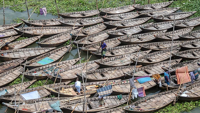 রাজধানীর বাবুবাজার এলাকায় বুড়িগঙ্গা নদীর তীরে যাত্রীর অপেক্ষায় সারি সারি খেয়া নৌকা