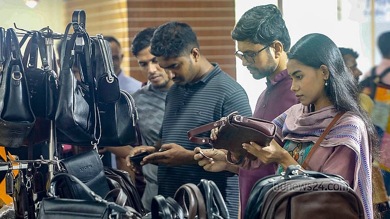 বিসিকি শরৎ মেলায় পণ্য পরখ করে দেখছেন ক্রেতা-দর্শনার্থীরা। ঢাকার তেজগাঁওয়ে বিসিকের প্রধান কার্যালয়ে রোববার শুরু হয় পাঁচ দিনের এ মেলা