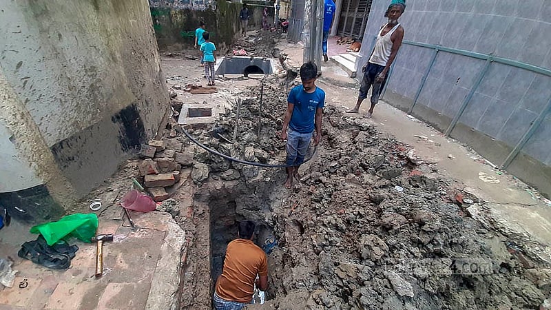 রাজধানীর ইব্রাহিমপুর এলাকার কামাল খান রোডে ওয়াসার পানির সংকট দীর্ঘ দিনের। এর মধ্যে সুয়ারেজ লাইন সংস্কারের কারণে পানির লাইন কাটা পড়ে ভোগান্তি আরও বেড়েছে