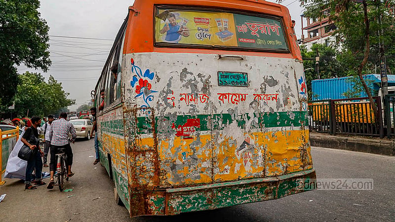 ঢাকায় চলা বাসের বাম্পার থেকে শুরু করে বডি-সব জায়গায় জোড়াতালিই চোখে পড়ে