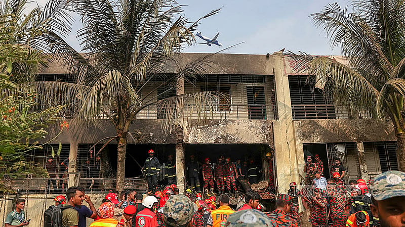 ঢাকার দিয়াবাড়িতে মাইলস্টোন স্কুল অ্যান্ড কলেজ ক্যাম্পাসে বিমান বাহিনীর ‘এফ-৭ বিজিআই’ যুদ্ধবিমান বিধ্বস্ত হওয়ার পর আগুন নেভাতে ব্যস্ত ফায়ার সার্ভিসের কর্মীরা