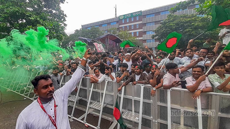 জুলাই গণঅভ্যুত্থান দিবস উদযাপনে ঢাকার মানিক মিয়া অ্যাভিনিউয়ে ‘জুলাই পুনর্জাগরণ’ অনুষ্ঠানে উচ্ছ্বসিত তরুণরা