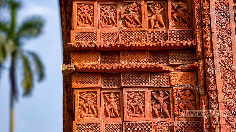 রাজশাহীর পুঠিয়ার চারআনি রাজবাড়িতে রয়েছে ছোট গোবিন্দ মন্দির, যার টেরাকোটা নকশা এখন বিলীনের পথে। পাশেই রয়েছে আরও দুটি মন্দির