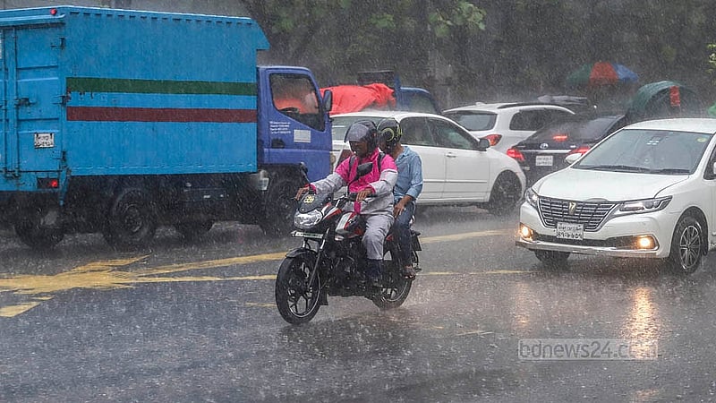রাজধানীতে দুপুরে বৃষ্টির মধ্যেই অনেকে বাইক চালিয়ে যান। বুধবার ডিএমপি কার্যালয়ের সামনে থেকে তোলা