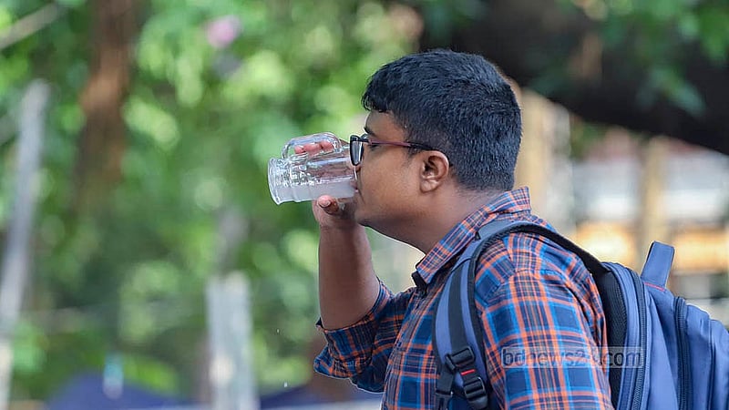 তীব্র গরমে নাজেহাল জনজীবন। এ থেকে স্বস্তি পেতে শরবতের ‘দ্বারস্থ’ হন অনেকেই। শনিবার ঢাকা বিশ্ববিদ্যালয় ক্যাম্পাসে