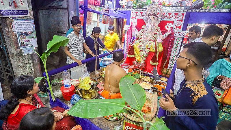 পুরান ঢাকার শাঁখারিবাজারের সড়কে মণ্ডপ সাজিয়ে চলছে গণেশ পূজা