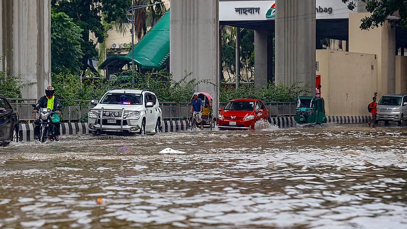 ঢাকায় শুক্রবার সকালের দীর্ঘ সময়ের বৃষ্টিতে তলিয়ে যায় শাহবাগে মেট্রোরেলের নিচের সড়ক