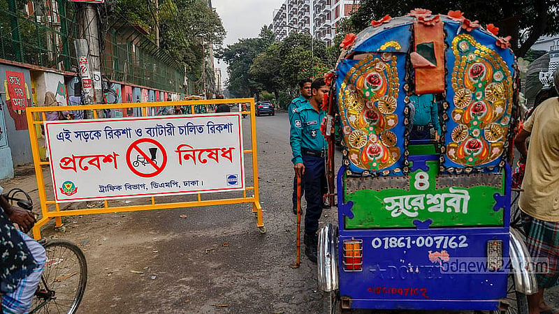 ঢাকার কাঁটাবন সিগন্যাল থেকে শাহবাগ মোড়ে কোনো রিকশা প্রবেশ করতে দেওয়া হচ্ছে না। সড়কে রিকশা আটকে দিচ্ছে ট্রাফিক পুলিশ