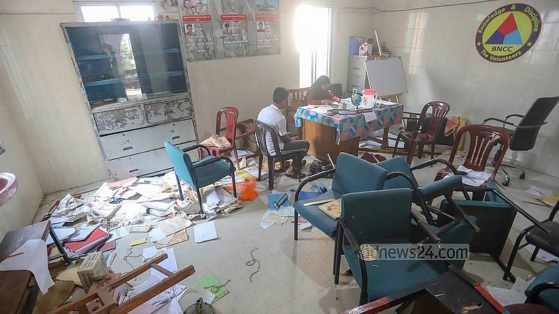 গত রোববারের ভাঙচুরের চিহ্ন শহীদ সোহরাওয়ার্দী কলেজের অফিসকক্ষেও