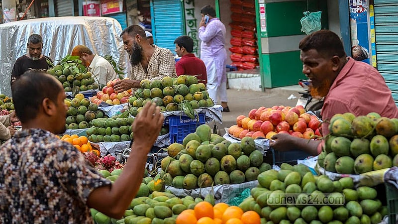 রাজধানীর বাবুবাজার এলাকায় আম বিক্রি করছেন খুচরা বিক্রেতারা; জাত ও আকারভেদে বিক্রি করছেন ৬০ টাকা থেকে ১৫০ টাকা কেজিদরে