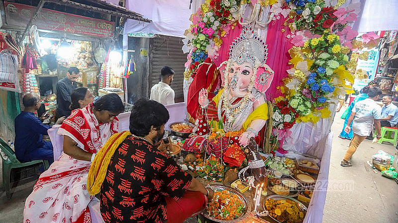 পুরান ঢাকার শাঁখারিবাজারের সড়কে মণ্ডপ সাজিয়ে চলছে গণেশ পূজা