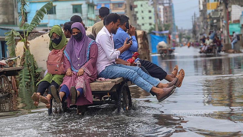 রাজধানীর কদমতলী থানার জিয়া সরণি ডুবে গেছে বৃষ্টির পানিতে। এর মধ্যেই চলাচল করছেন স্থানীয় বাসিন্দারা