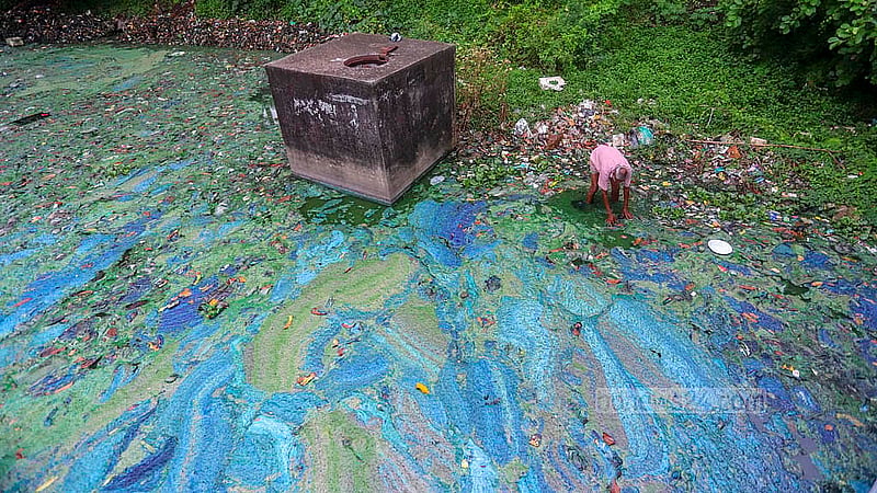 তেজগাঁওয়ের কুনিপাড়া এলাকায় হাতিরঝিলের পানিতে আবর্জনা পরিষ্কার করছে একজন
