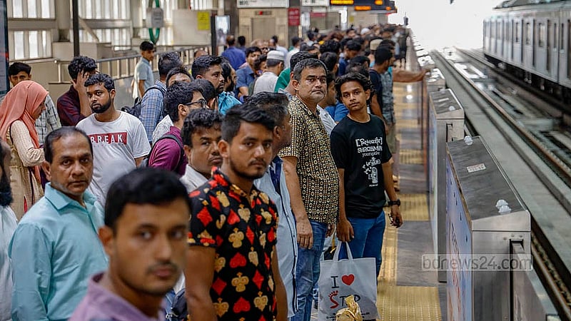 কোটাবিরোধী আন্দোলনের কারণে সোমবার বিকালে কারওয়ান বাজারে মেট্রোরেল স্টেশনে মানুষের ভিড়