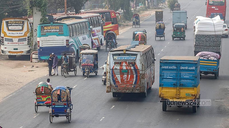ঢাকা-চট্টগ্রাম মহাসড়কে রাজধানীর মাতুয়াইল এলাকায় উল্টো পথে দেদারসে ছুটছে ব্যাটারিচালিত এসব রিকশা
