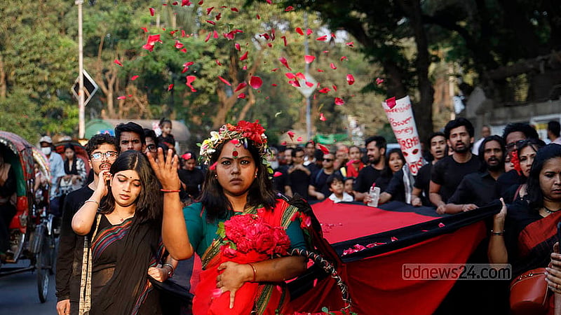 ঢাকা বিশ্ববিদ্যালয়ের স্বোপার্জিত স্বাধীনতা চত্বর থেকে ফুলার রোডের স্মৃতি চিরন্তন চত্বর পর্যন্ত মঙ্গলবার হাতে হাত মিলিয়ে কণ্ঠে দেশের গান তুলে ‘লালযাত্রায়’ অংশ নেন নাট্যকর্মীসহ বিভিন্ন শ্রেণি-পেশার মানুষ