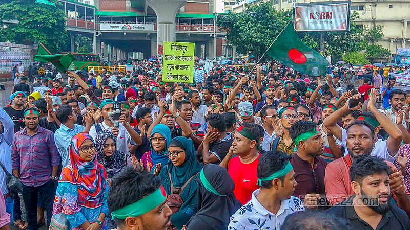 চাকরিতে প্রবেশের বয়সসীমা ন্যূনতম ৩৫ বছর করার দাবিতে শনিবার দুপুর শাহবাগ মোড় অবরোধ করে বিভিন্ন স্লোগান দেন চাকরিপ্রত্যাশীরা।