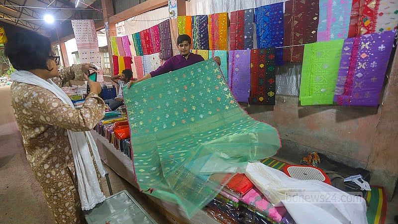 অনলাইনে ব্যবসা করেন;তাই জামদানির