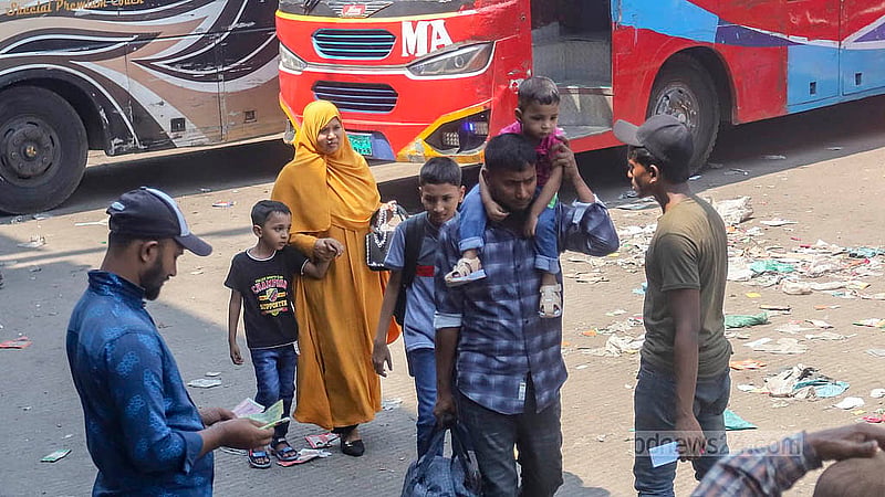 সায়দাবাদ বাস টার্মিনালে ঘরমুখো মানুষের চাপ কম, ফলে টার্মিনালে যাত্রী এলেই তাদের কাছে যাচ্ছেন হেল্পাররা, ভাড়া নিয়ে দর কষাকষি শেষে বাসে তুলছেন