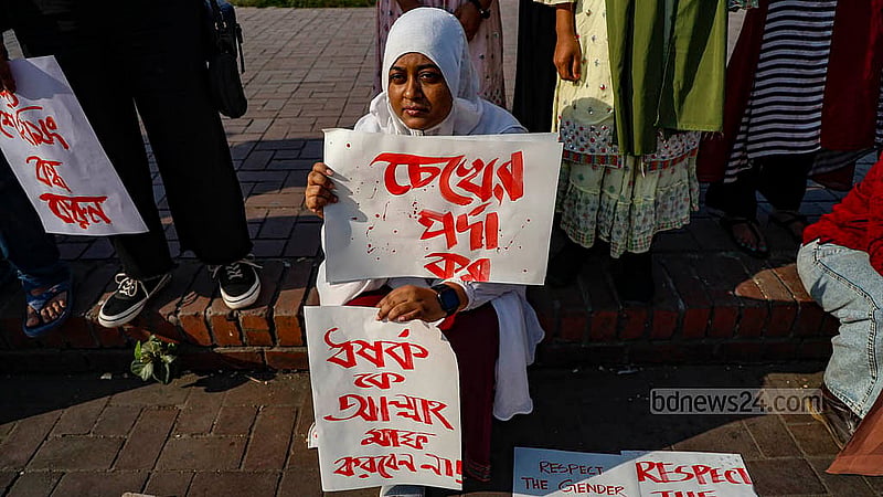 ধর্ষণ, নিপীড়ন ও সহিংসতার বিরুদ্ধে শুক্রবার দুপুরে ঢাকার মানিক মিয়া অ্যাভিনিউয়ে প্রতিবাদ সমাবেশে প্ল্যাকার্ড হাতে এক নারী