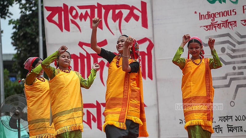 বিশ্ব আদিবাসী দিবস উপলক্ষে শনিবার কেন্দ্রীয় শহীদ মিনার প্রাঙ্গণে ‘বাংলাদেশ আদিবাসী ফোরামের’ অনুষ্ঠানে নৃত্য পরিবেশন করেন বিভিন্ন প্রান্তের ক্ষুদ্র নৃ-গোষ্ঠীরা