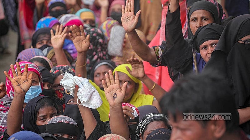 টিসিবির ট্রাকসেলের লাইনে দাঁড়ানো মানুষের হাতে লিখে দেওয়া হয় সিরিয়াল নম্বর। পণ্য পেতে বিক্রয়কর্মীদের উদ্দেশে সেই হাত তুলে ধরেন তারা। বৃহস্পতিবার রাজধানীর শনিরআখড়া এলাকায় তোলা