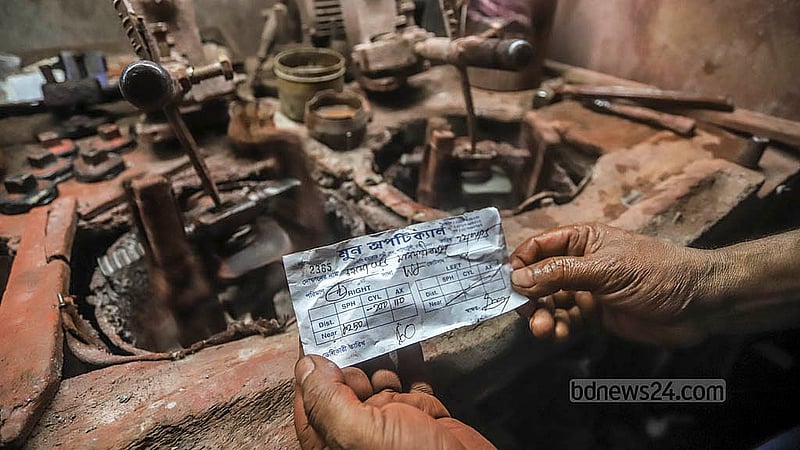ক্রেতার চাহিদা অনুযায়ী দোকান থেকে আসা মেমো দেখে কাচ বাছাই করছেন একজন। এক জোড়া পাওয়ার গ্লাস তৈরি করতে ভাই ভাই গ্র্যান্ডিং পাওয়ার চশমা গ্লাস হাউজ নিয়ে থাকে ১২০-৩০০ টাকা