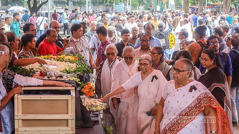 ঢাকার কেন্দ্রীয় শহীদ মিনারে শনিবার ভাষা সংগ্রামী আহমদ রফিকের মরদেহে শ্রদ্ধা জানাতে আসে বিভিন্ন রাজনৈতিক দল, সংগঠন ও প্রতিষ্ঠান।