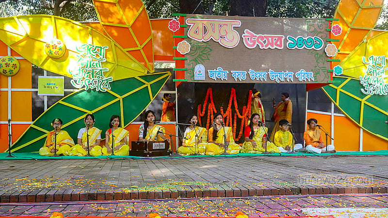 ঢাকা বিশ্ববিদ্যালয়ের চারুকলার বকুলতলায় শুক্রবার বসন্ত উৎসবে দলীয় সংগীত পরিবেশন করেন শিল্পীরা