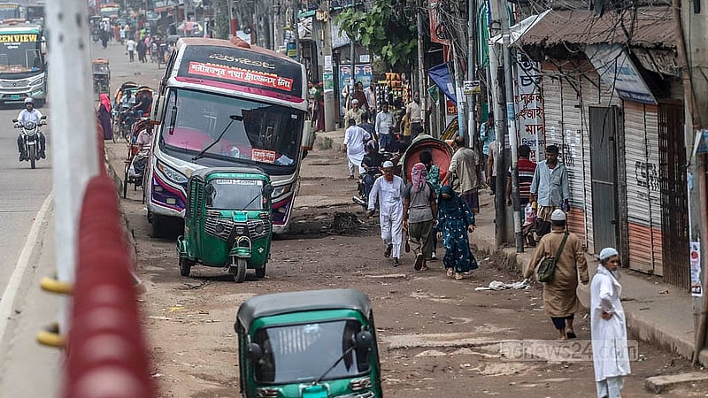 দোলাইপাড়-যাত্রাবাড়ী সড়কটি ঢাকার প্রবেশপথ হিসেবে ব্যবহার করে দক্ষিণাঞ্চলের অনেক যানবাহন। সংস্কারের অভাবে সড়কটির বিভিন্ন স্থানে তৈরি হয়েছে বড় বড় গর্ত