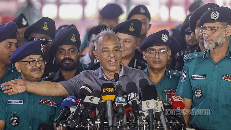 জাতীয় ঈদগাহ ময়দান পরিদর্শন শেষে সাংবাদিকদের সঙ্গে কথা বলেন স্বরাষ্ট্র উপদেষ্টা জাহাঙ্গীর আলম চৌধুরী।