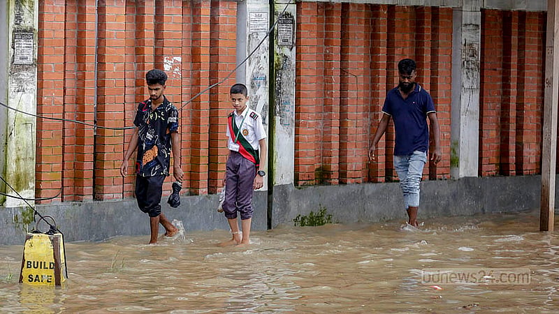 ঢাকার নিউ মার্কেট এলাকায় বৃহস্পতিবার জলাবদ্ধতা মাড়িয়ে স্কুল শেষে বাসার পথে এক শিক্ষার্থী