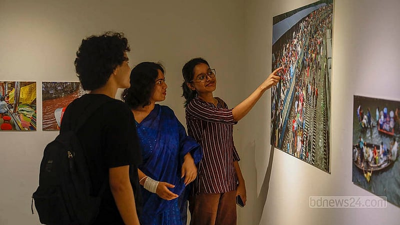 আলিয়স ফ্রঁসেজ দা ঢাকার লা গ্যালারিতে আলোকচিত্রী আবির আব্দুল্লাহর একক প্রদর্শনী 'ট্রাবলিং রেইন’ ঘুরে দেখছেন দর্শনার্থীরা