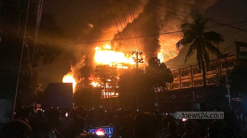 চট্টগ্রাম নগরীর সিইপিজেডে ‘অ্যাডামস ক্যাপ’ নামে চিকিৎসা সরঞ্জাম তৈরির কারখানায় দুপুরে লাগা আগুন নেভেনি রাতেও। রাত সাড়ে ৮টায় তোলা ছবি