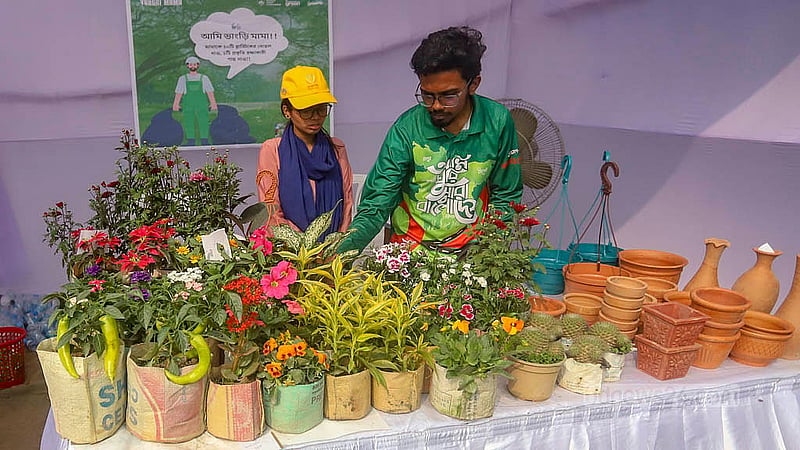 ‘তারুণ্যের উৎসব’ ঘিরে ঢাকা বিশ্ববিদ্যালয়ের খেলার মাঠে বসেছে বিভিন্ন পণ্যের স্টল