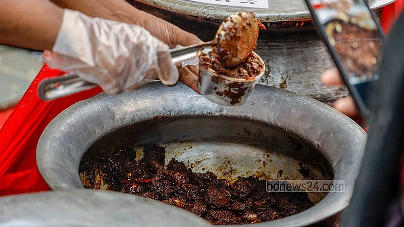 ঢাকার বনানীর মোস্তফা কামাল আতাতুর্ক পার্কে খাবারের উৎসবে অঞ্চলভিত্তিক ঐতিহ্যবাহী বিভিন্ন খাবার