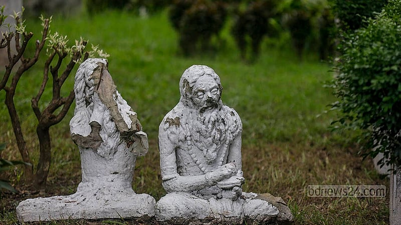 ঢাকা বিশ্ববিদ্যালয়ের ফুলার রোডের ‘স্বাধীনতা সংগ্রাম’ ভাস্কর্যে শতাধিক আবক্ষ মূর্তি রয়েছে। কোনটি কার মূর্তি— গেল বছরের ৫ অগাস্ট ভেঙে ফেলার পর থেকে তা আর বোঝার উপায় নেই
