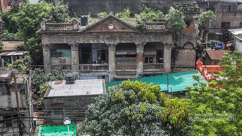 আয়ুর্বেদিক ওষুধ প্রস্তুতকারী প্রতিষ্ঠান শক্তি ঔষধালয়ের স্বত্তাধিকারী শ্রী লাল মোহন চক্রবর্ত্তী ১৯০১ সালে নারিন্দার শরৎ গুপ্ত রোডের বাড়িটি  নির্মাণ করেন