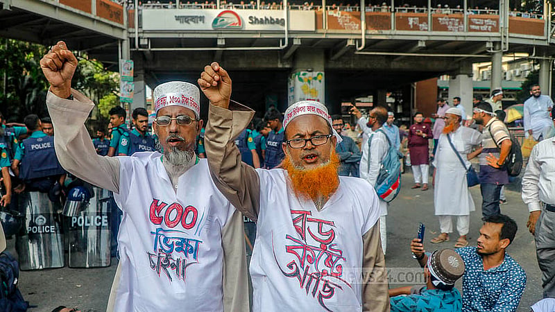 দাবি আদায়ে বুধবার বিকালে রাজধানীর শাহবাগ মোড় অবরোধ করে বিক্ষোভ করেন এমপিভুক্ত শিক্ষা প্রতিষ্ঠানের শিক্ষক-কর্মচারীরা। এসময় বিভিন্ন স্লোগান দেন তারা