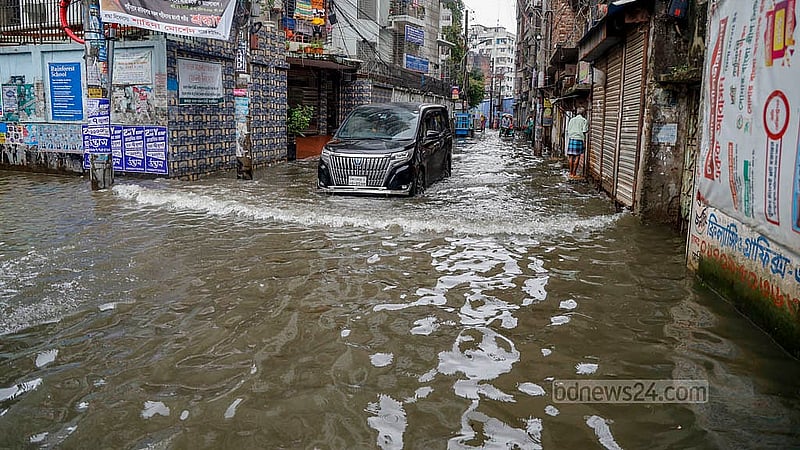 লালবাগের হোসেনী দালান রোডে কোথাও হাঁটুর নিচে পানি, কোথায় হাঁটুর উপরে পানি। বর্ষার সময়ে বৃষ্টিপাতে প্রতিবছর ভোগান্তিতে পড়েন এ এলাকার বাসিন্দারা