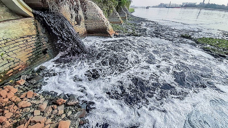 রাজধানীর শ্যামপুরের বিসিক ও আশপাশের বিভিন্ন কলকারখানার রাসায়নিক মিশ্রিত পানি সরাসরি পড়ছে বুড়িগঙ্গায়