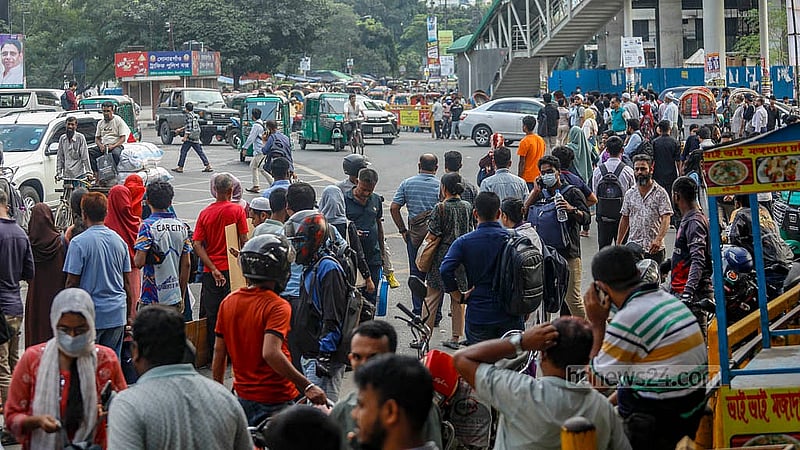 মেট্রো লাইনের বিয়ারিং প্যাড খুলে পড়ার ঘটনায় মেট্রোরেল চলাচল বন্ধ হয়ে গেলে রোববার যাত্রীদের চাপ বেড়ে যায় ঢাকার বিভিন্ন পথে। কারওয়ানবাজার থেকে তোলা