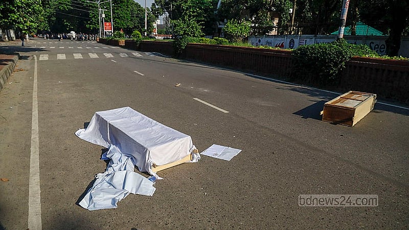 বুধবার বিকালে ঢাকা বিশ্ববিদ্যালয়ের ভিসি চত্বরের সামনে গায়েবানা জানাজা শেষে কোটা আন্দোলনকারীদের মিছিল ছত্রভঙ্গ করে দিলে রাস্তায় পড়ে থাকে প্রতীকী কফিনগুলো
