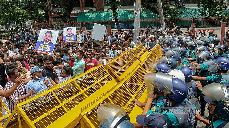 ইশরাক হোসেনকে ঢাকা দক্ষিণ সিটি করপোরেশনের মেয়রের দায়িত্ব বুঝিয়ে দেওয়ার দাবিতে শনিবার নগর ভবন থেকে সচিবালয়মুখী বিক্ষোভ মিছিল শিক্ষা ভবনের সামনে আটকে দেয় পুলিশ।